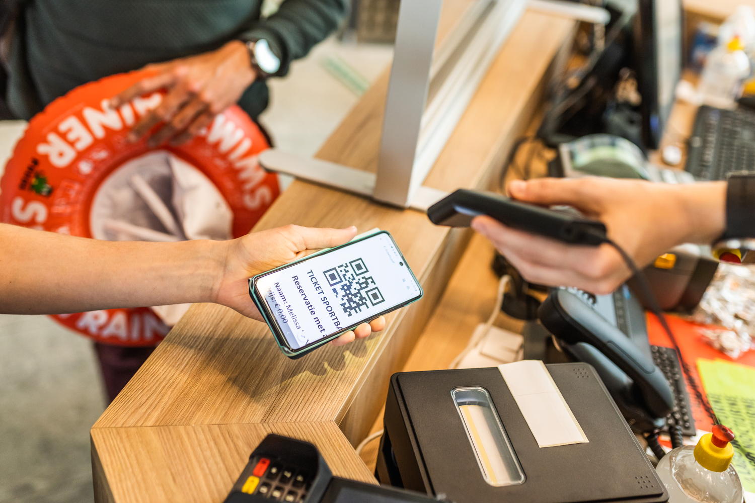 Bij LAGO kan je enkel online je zwemticket betalen, waardoor heel wat papier uitgespaard wordt.