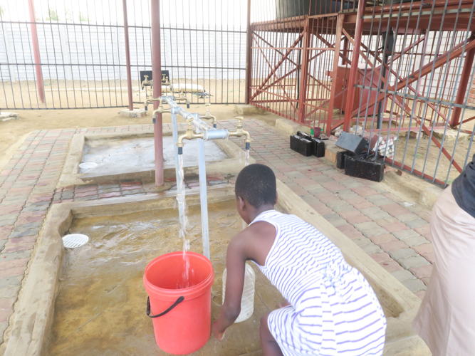 A member of the Kuwirirana Community Health Club fetches water from a water point set up by MSF in collaboration with partners in Glenview, Harare, the epicenter of the cholera outbreak which hit the city of Harare in September 2018.
MSF introduced and facilitated the creation of more than 60 Community health clubs in 13 high density areas of Harare since 2015 to promote sustainable water, sanitation and hygiene interventions while rehabilitating more than 70 boreholes in Harare to increase access to safe drinking water, and avert the problem of waterborne diseases. Photographer: Gloria Ganyani A member of the Kuwirirana Community Health Club fetches water from a water point set up by MSF in collaboration with partners in Glenview, Harare, the epicenter of the cholera outbreak which hit the city of Harare in September 2018.
MSF introduced and facilitated the creation of more than 60 Community health clubs in 13 high density areas of Harare since 2015 to promote sustainable water, sanitation and hygiene interventions while rehabilitating more than 70 boreholes in Harare to increase access to safe drinking water, and avert the problem of waterborne diseases. Photographer: Gloria Ganyani