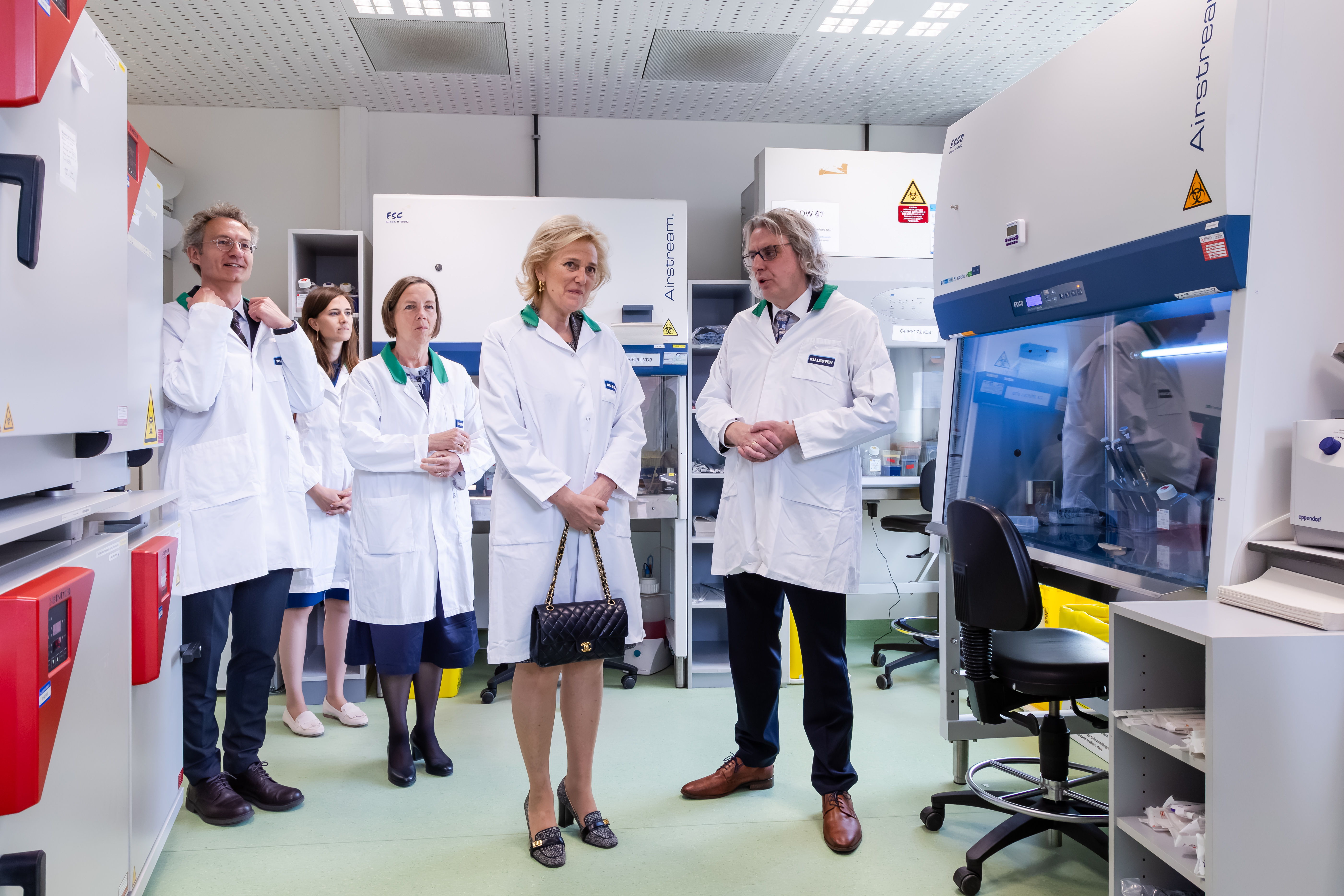 Princess Astrid with Prof. Philip Van Damme (left) and Prof. Ludo Van Den Bosch (right) in the Lab of Neurobiology. ©️Geert Vanden Wijngaert