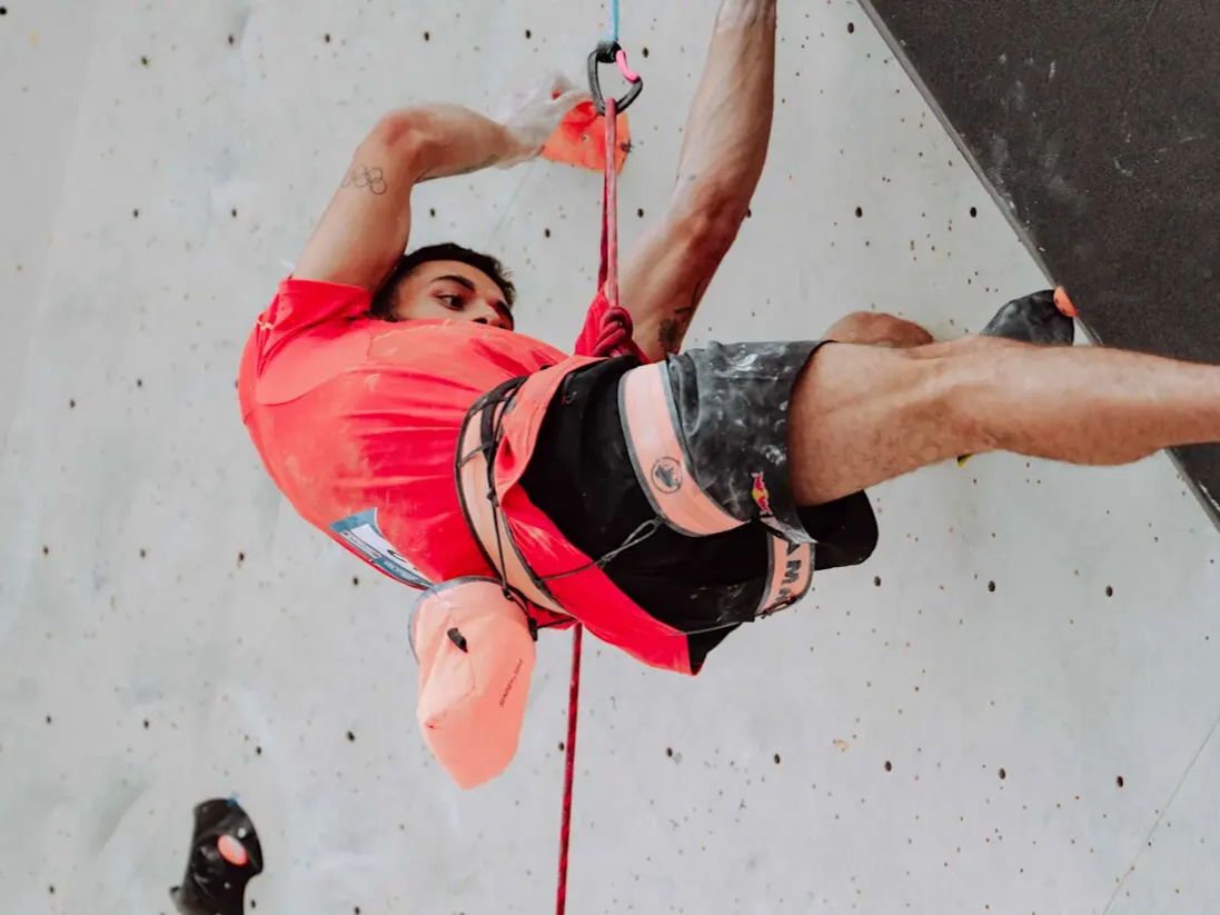 Alberto Ginés refuerza sus opciones a la Copa del Mundo de Dificultad con un bronce en Innsbruck