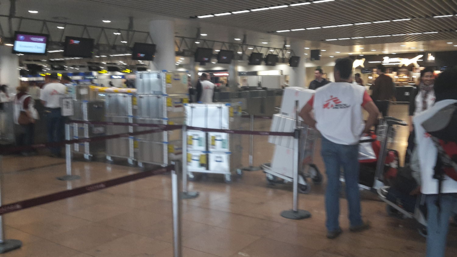 Team van AZG staat klaar in Zaventem om te vertrekken