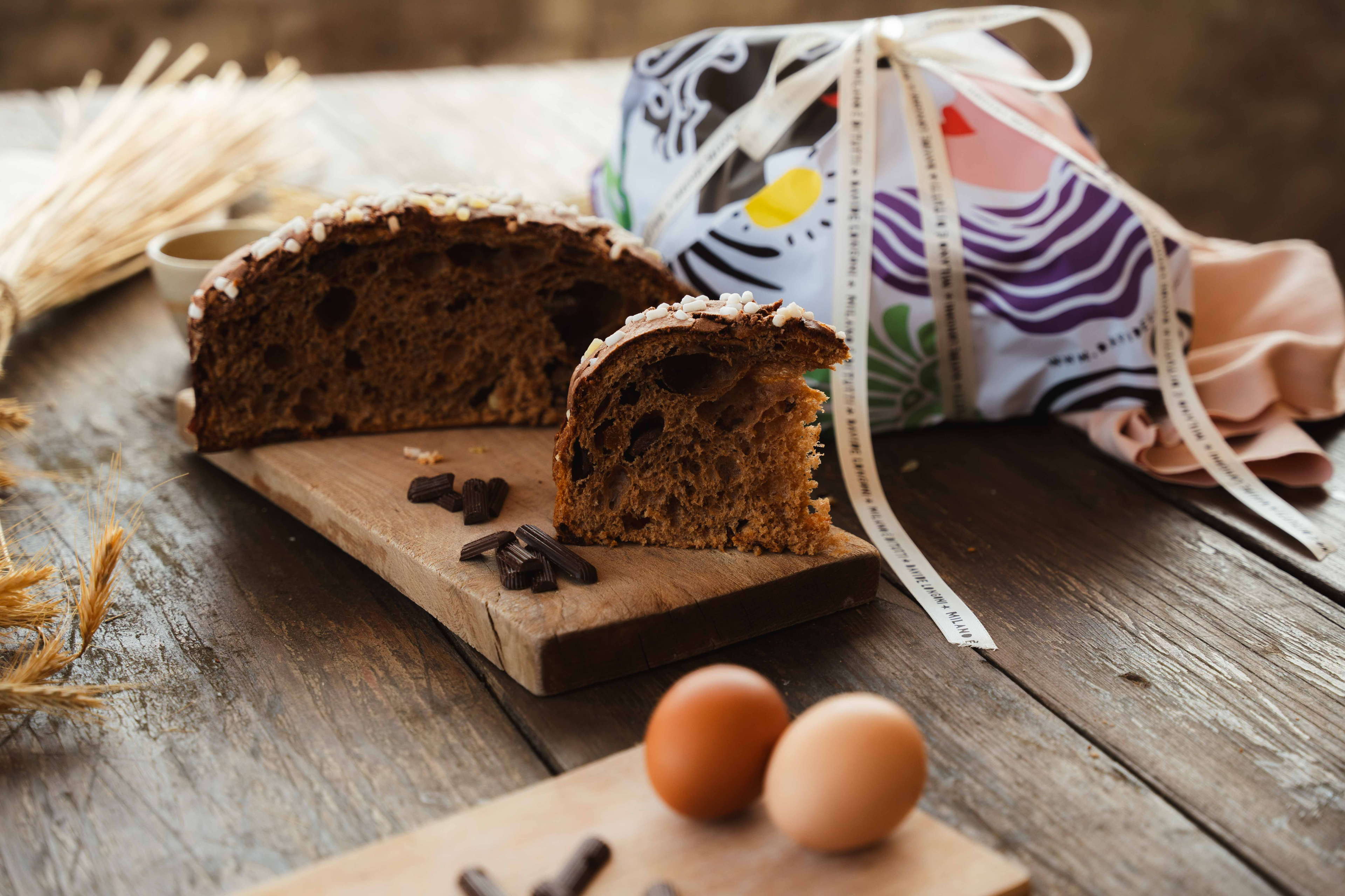 Pasqua 2025. La collezione di lievitati di Davide Longoni Pane si arricchisce di una novità: la colomba Cioccolato e Albicocca