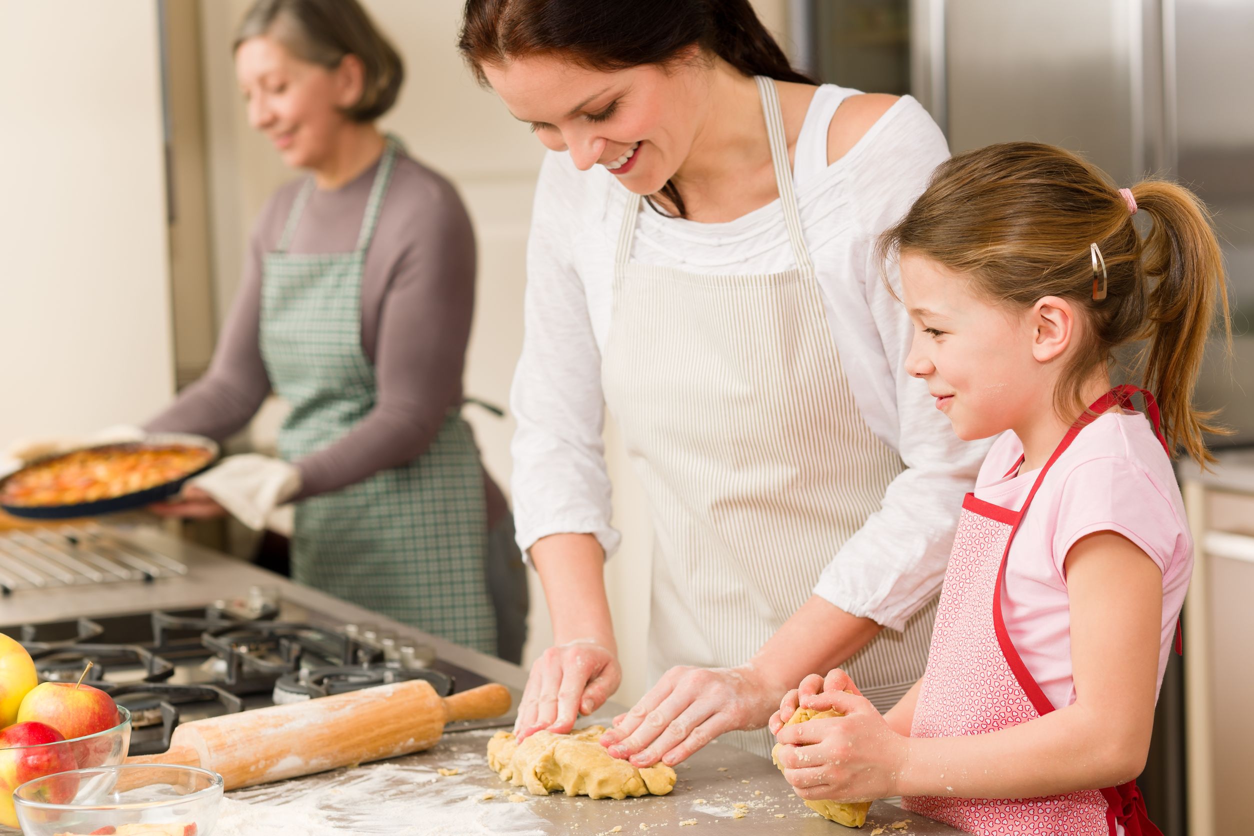Передай кухня мама. Дети пекут. Мама с дочкой пекут пирог. Мама печет пироги. Дети пекут пирожки.