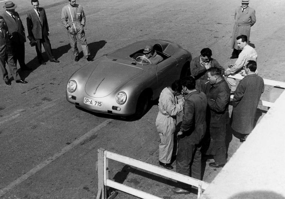 1957. El Porsche 356 A Carrera Speedster establece tres récords mundiales en Monza (Italia): 1.000 millas, 2.000 kilómetros y 12 horas