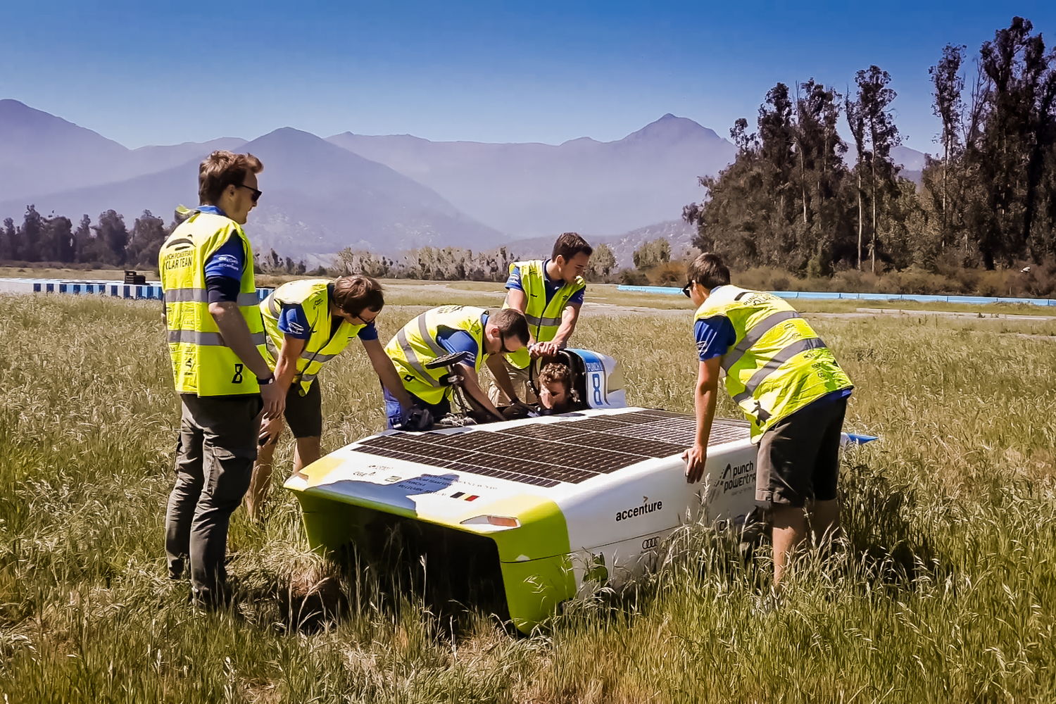 Eerste contact met de piloot (Credits to Punch Powertrain Solar Team/Geert Vanden Wijngaert)