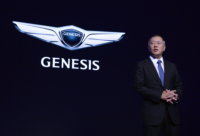 Hyundai lanceert nieuw luxemerk “Genesis”. De Belg Luc Donckerwolke wordt hoofd van het Hyundai Motor Design Center en van een nieuwe designdivisie.