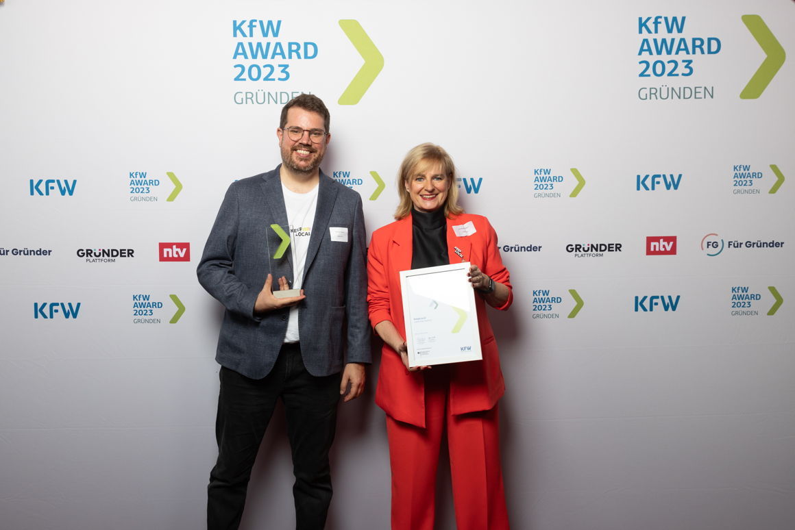 Copyright – Foto: Jonas Wresch | Andreas Maurer, Co-Founder & CEO, sowie Annerose Kiesel, Business Development bei KeepLocal GmbH, am Abend der Verleihung mit dem KfW Award Gründen in der Hand.