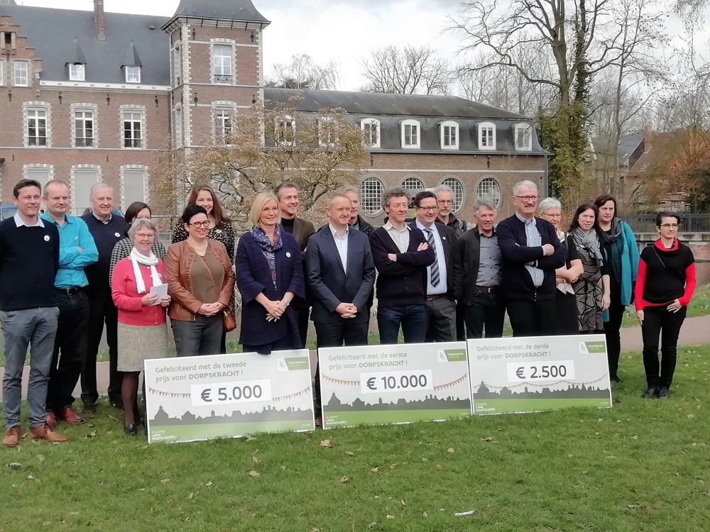 Vertegenwoordigers van de jury, de VLM, de winnende dorpen, de burgemeester en schepen van Moorslede en gedeputeerde Bart Naeyaert