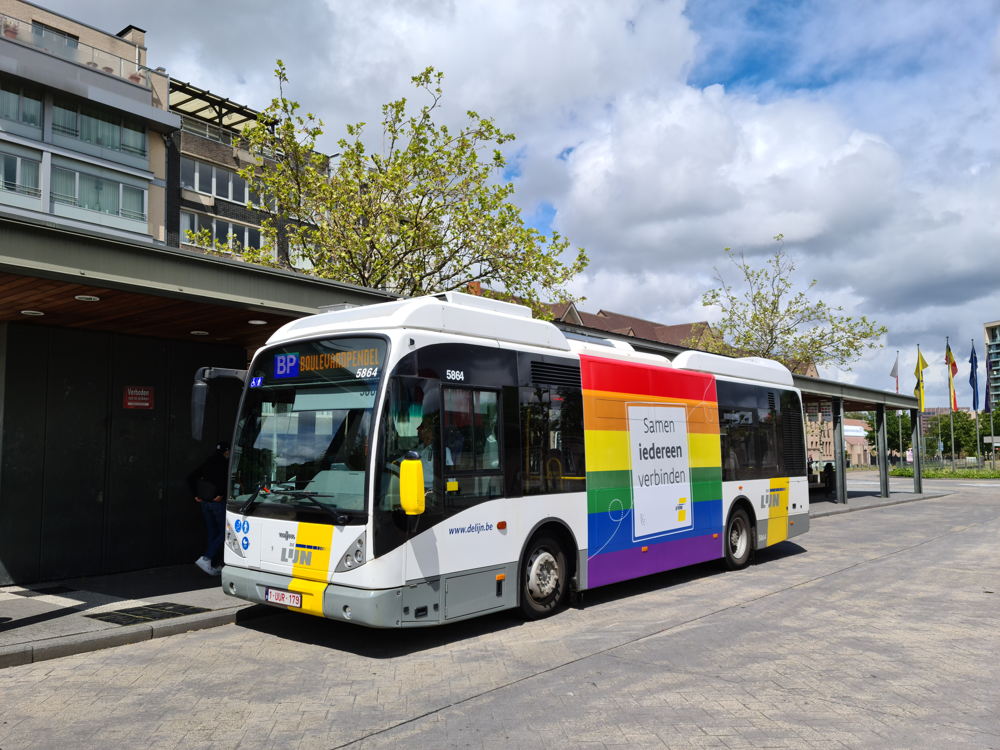 Regenboogbus