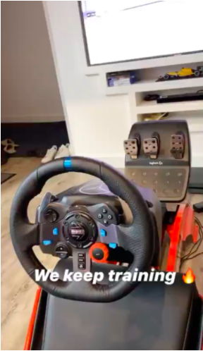 Esteban Ocon de Renault F1 entrenando con un simulador de carreras Logitech G