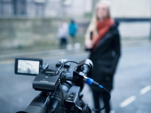 La référence des microphones pour la production
cinématographique et la diffusion est désormais surpassée : la
4e génération des systèmes 100-p et les tout nouveaux 500-p
sont l’assurance d’une transmission sans fil inégalée pour la
création de contenus, la diffusion et le cinéma La référence des microphones pour la production
cinématographique et la diffusion est désormais surpassée : la
4e génération des systèmes 100-p et les tout nouveaux 500-p
sont l’assurance d’une transmission sans fil inégalée pour la
création de contenus, la diffusion et le cinéma