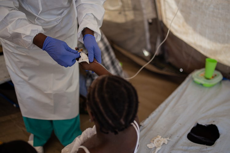 Haiti CTC Cité Soleil - Nurse applies an intravenous line with rehydration fluids to a little girl with symptoms of cholera. Most of the 49 patients received at the cholera treatment centre of MSF Hospital of Cité Soleil are children, only two are adults. Copyright : Alexandre Marcou/MSF Haiti CTC Cité Soleil - Nurse applies an intravenous line with rehydration fluids to a little girl with symptoms of cholera. Most of the 49 patients received at the cholera treatment centre of MSF Hospital of Cité Soleil are children, only two are adults. Copyright : Alexandre Marcou/MSF