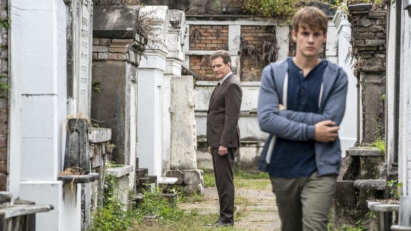 Adam Desiato (Hunter Doohan) en Michael Desiato (Bryan Cranston) op het begraafplaats van hun moeder/vrouw - (c) Showtime