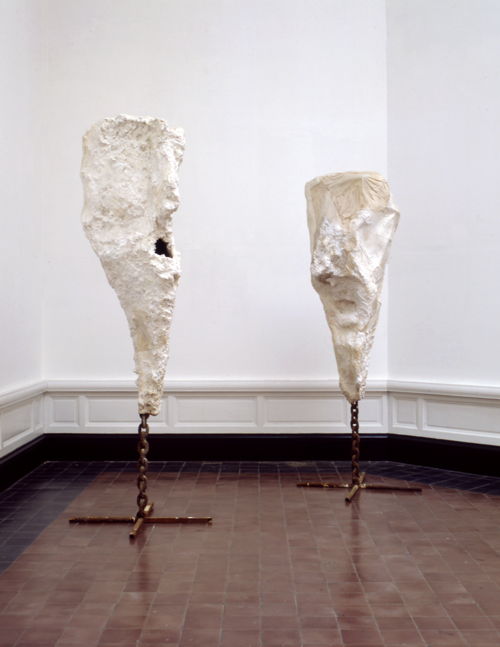 Franz West Lemurenkopf I & II, 1991 Plaaster, textiel, papier, smeedijzer Collectie S.M.A.K., Gent