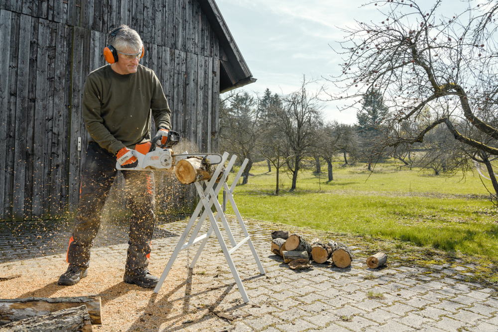 Non seulement la MSA 220 C-B est l’outil idéal pour les professionnels des services communaux et forestiers, les jardiniers et horticulteurs et les artisans, mais elle constitue également une alternative intéressante pour les particuliers qui veulent entretenir leurs bosquets, couper du bois de chauffage ou effectuer des travaux de taille dans un environnement fermé.