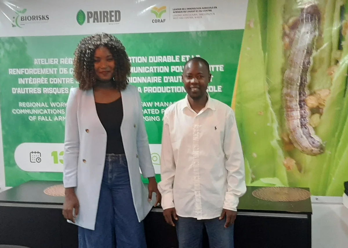 De la gauche vers la droite : ​ Dr Laouali Karimoune (Entomologiste, ICRISAT-Niger) et Mme Agathe Diama (Responsable Communications, ICRISAT-Afrique de l'Ouest et du Centre) et formatrice en communication à l'atelier. Photo : ICRISAT