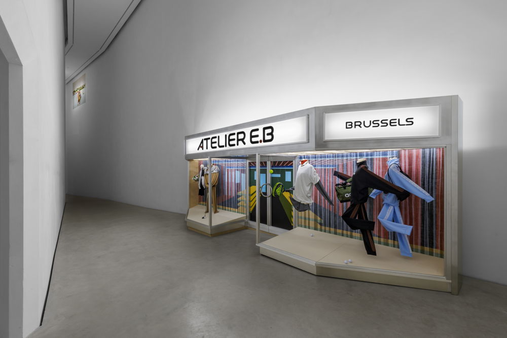 Atelier E.B (Beca Lipscombe & Lucy McKenzie), Sports Shop, 2024. Acryl en olieverf op doek, staal, hout, Perspex, aluminium en textiel, 700 x 100 x 230 cm. Installatiezicht in Z33, 2024. Met dank aan de kunstenaars en Galerie Buchholz, Berlin/Cologne/New York. Foto: Useful Art Services.