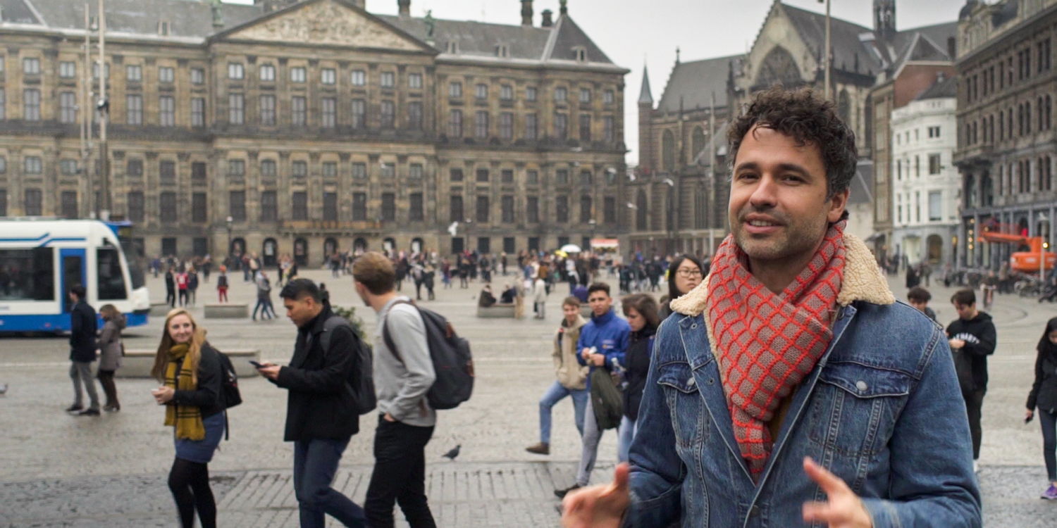 Thomas Vanderveken aan het Paleis op de Dam - (c) VRT  / Sylvester