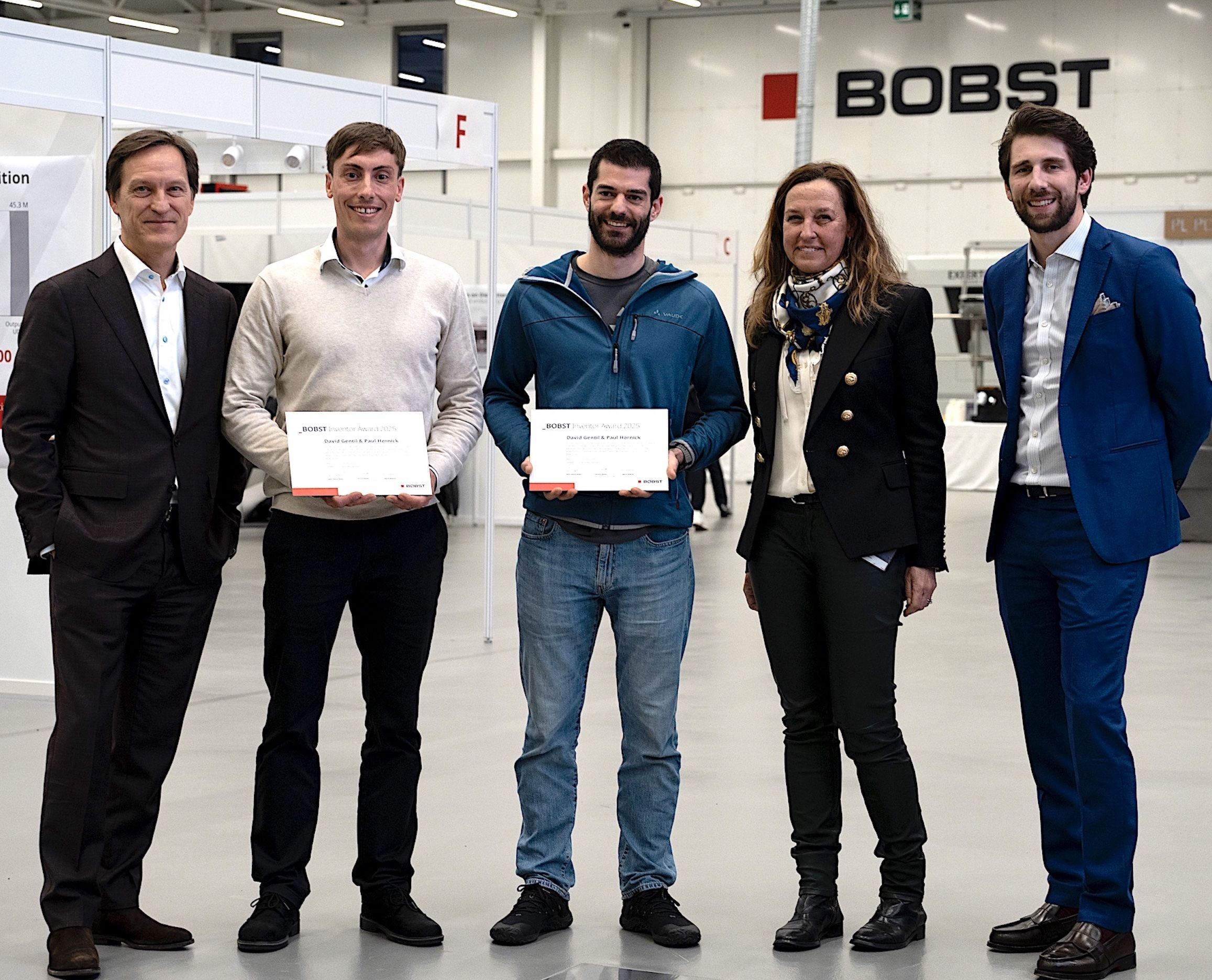 Von links nach rechte: Jean-Pascal Bobst, CEO Bobst Group; David Guillaume-Gentil, Mechanical Design Engineer; Paul Hornick, R&D Senior Mechanical Engineer; Sigrid Wagner, Group IP Director; Leonard Badet, Chief Technology Officer at BOBST