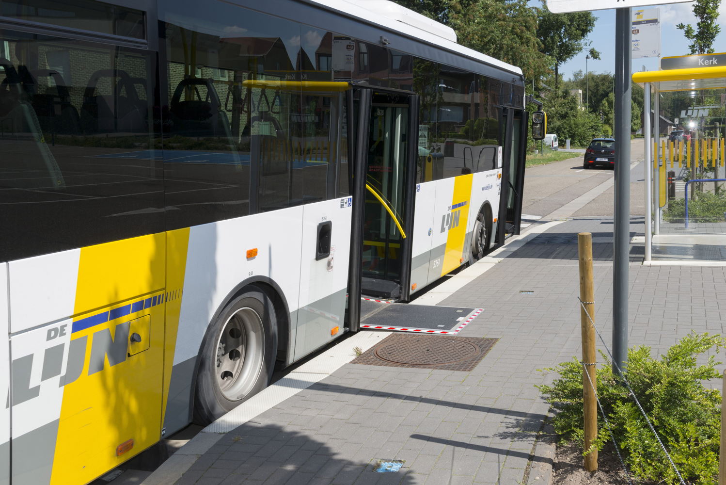 Een lagevloerbus met uitgeklapte oprijdplaat. (foto: Stefaan Van Hul)