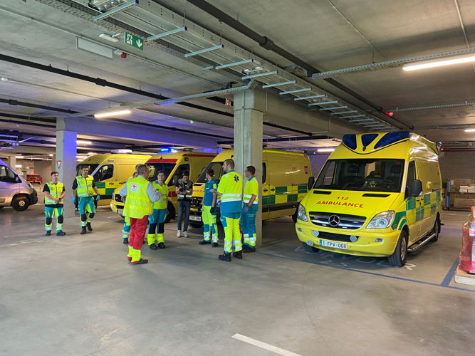 Veel helpende handen om de patiënten te evacueren voor de rampoefening in ZNA Cadix. (Foto: ZNA)