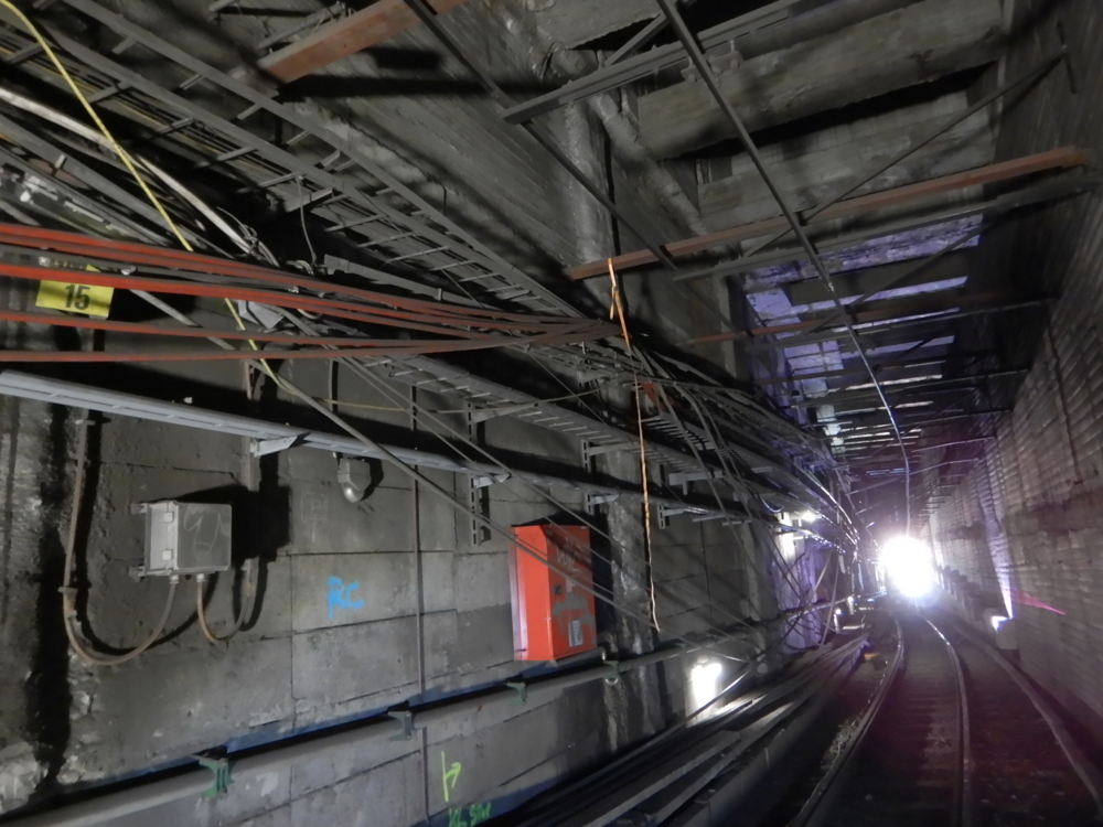 Over 350 meter zijn kabels van de stroomvoorziening losgekomen.