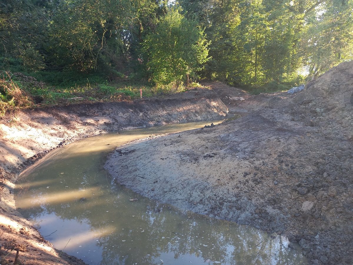De verlaten meanders van de Molenbeek hebben we opnieuw uitgegraven. De verlaten meanders van de Molenbeek hebben we opnieuw uitgegraven.