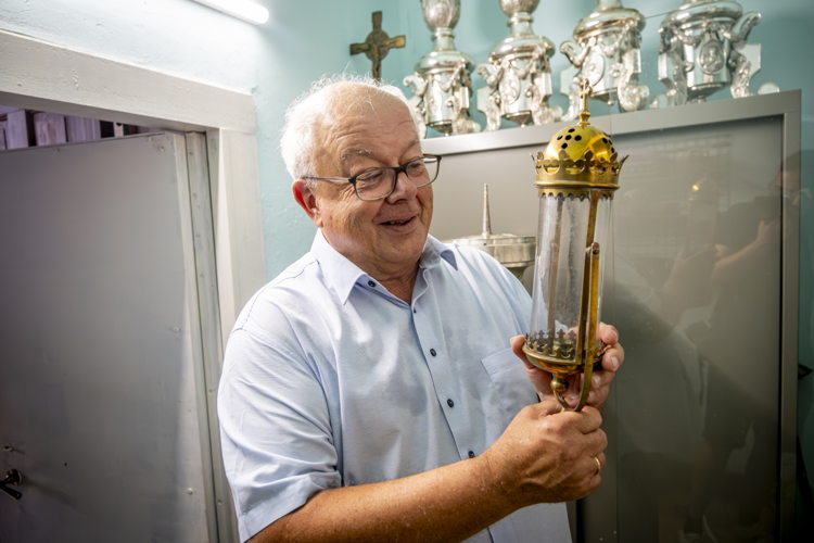 Jan Breuls, voorzitter van de kerkraad van de Sint-Geertruikerk, werkte mee aan de inventaris van de kerk. (foto Jan Crab)