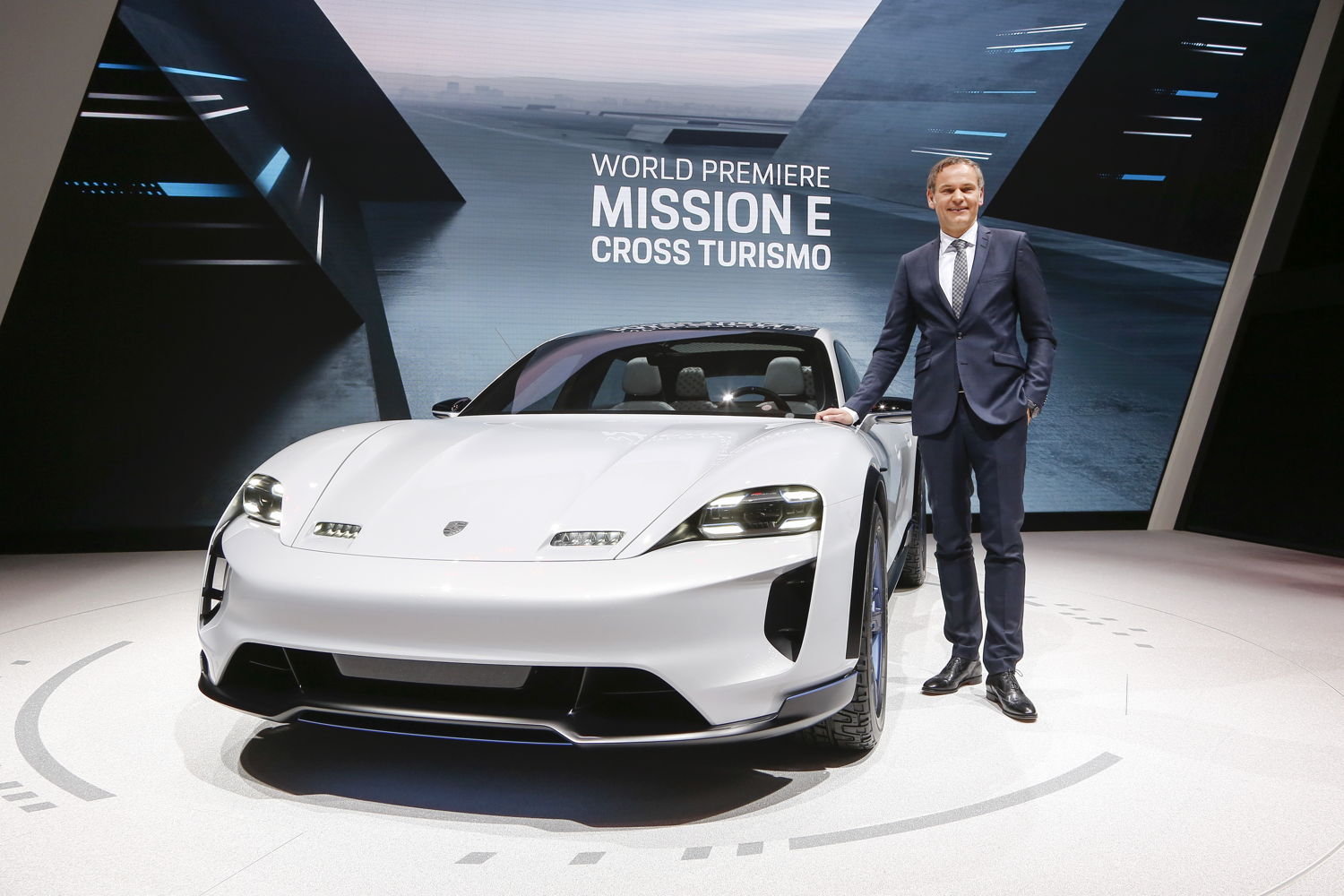Salón del Automóvil de Ginebra 2018: Oliver Blume, Presidente del Consejo Directivo de Porsche AG, presentando el estudio conceptual Mission E Cross Turismo