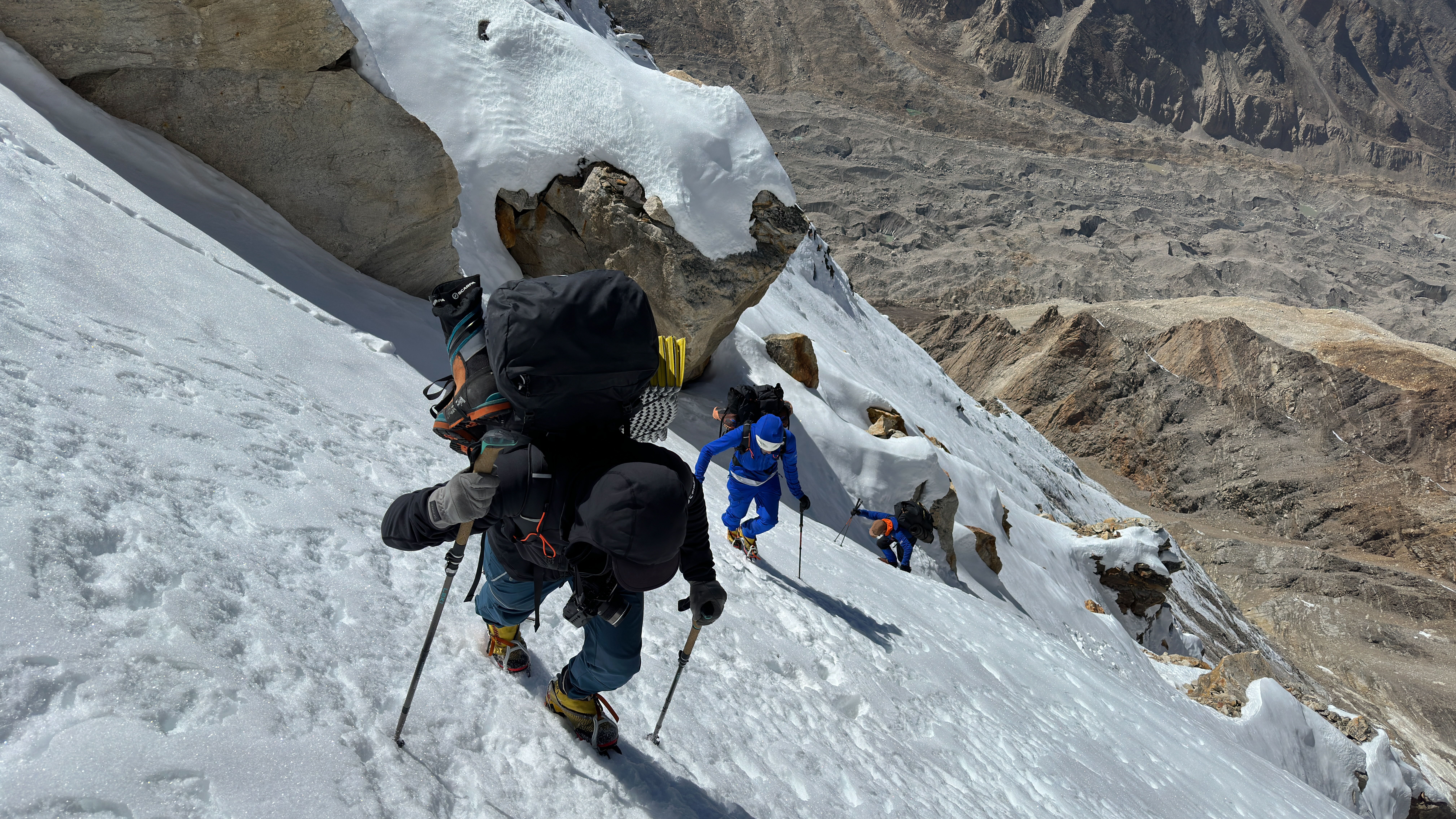 On the way to Camp 1 at Bhagirathi III (© Stephan Siegrist)