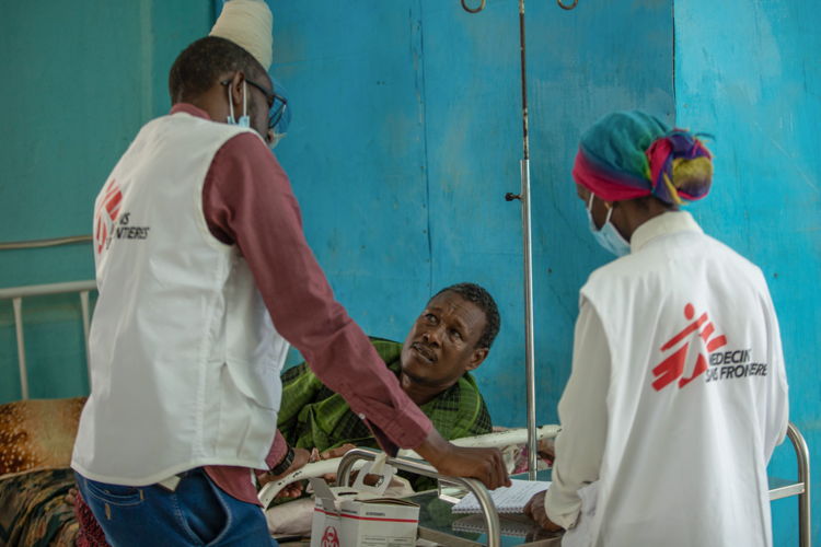 Abdi Adam es diabético y le han tenido que amputar el dedo gordo el pie derecho. “La asis-tencia humanitaria no es suficiente, la ración de alimentos se ha reducido”