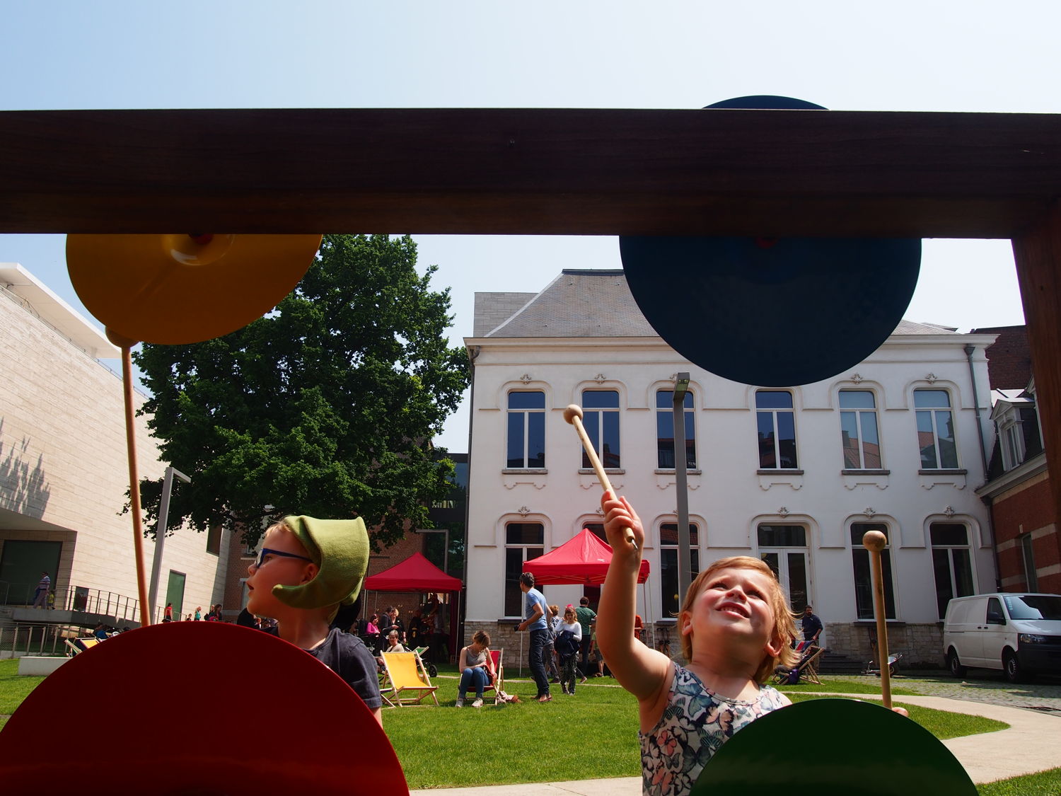 De vernieuwde muziekmuur in de museumtuin | Start zomerprogramma in de Museumspelstraat (c) Andy Merregaert