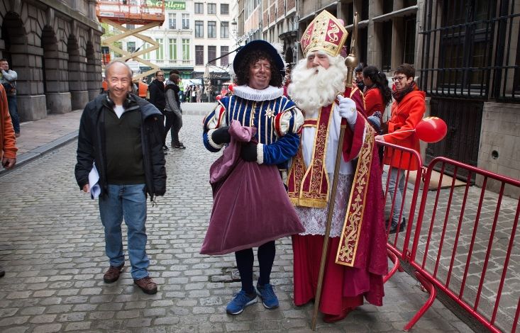 Sinterklaas, Zwarte Piet en Stijn Coninx op de set van Ay Ramon! - (c) VRT / Geert Van Hoeymissen
