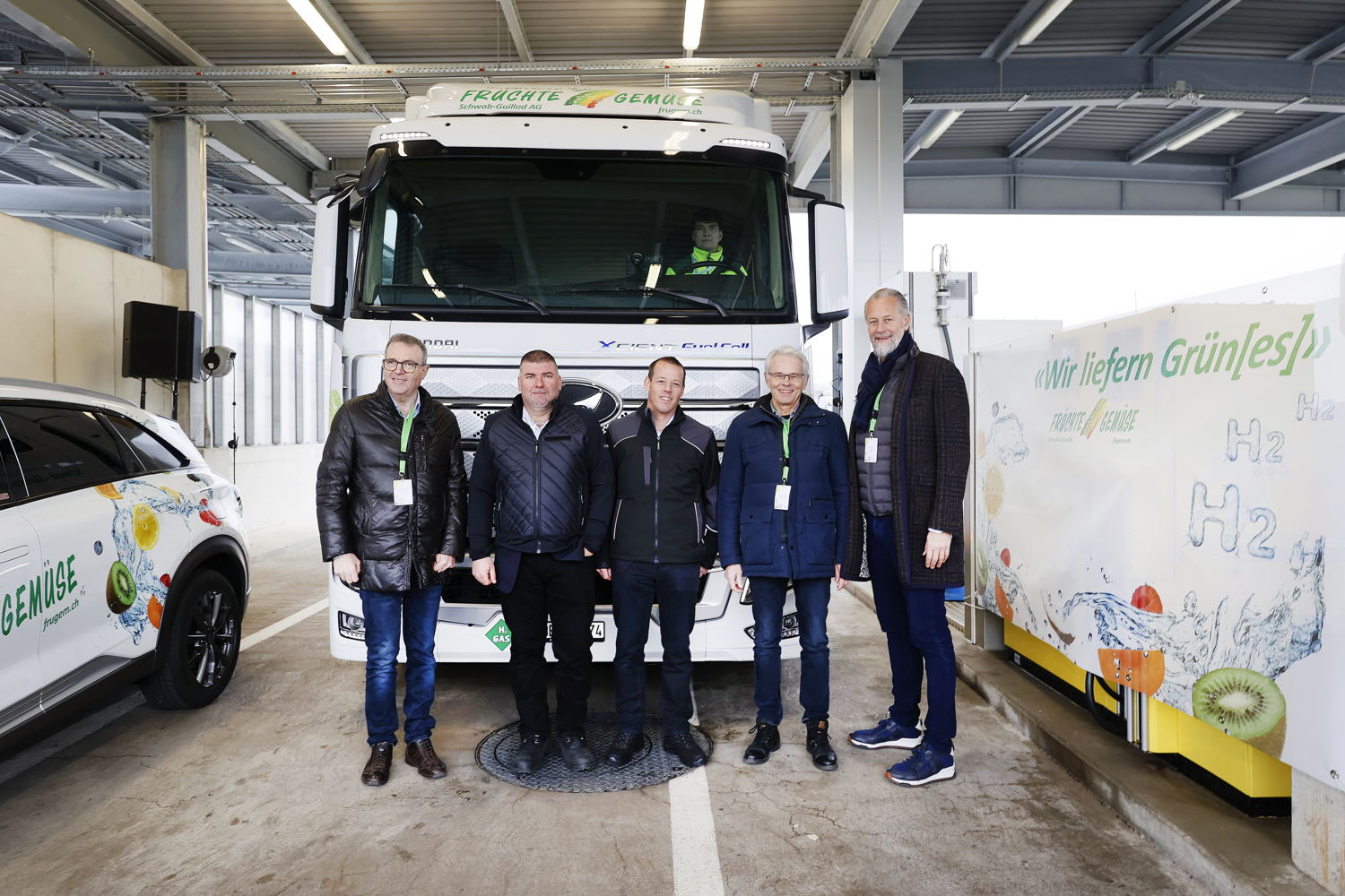 Legenda foto (da sx. a dx.): Jörg Ackermann (Förderverein H2 Mobilität Schweiz), Patrick Jenni (Schwab-Guillod AG), Reto Schwab (Schwab-Guillod AG), Hansjörg Vock (H2 Energy), Beat Hirschi (Hyundai Hydrogen Mobility AG)