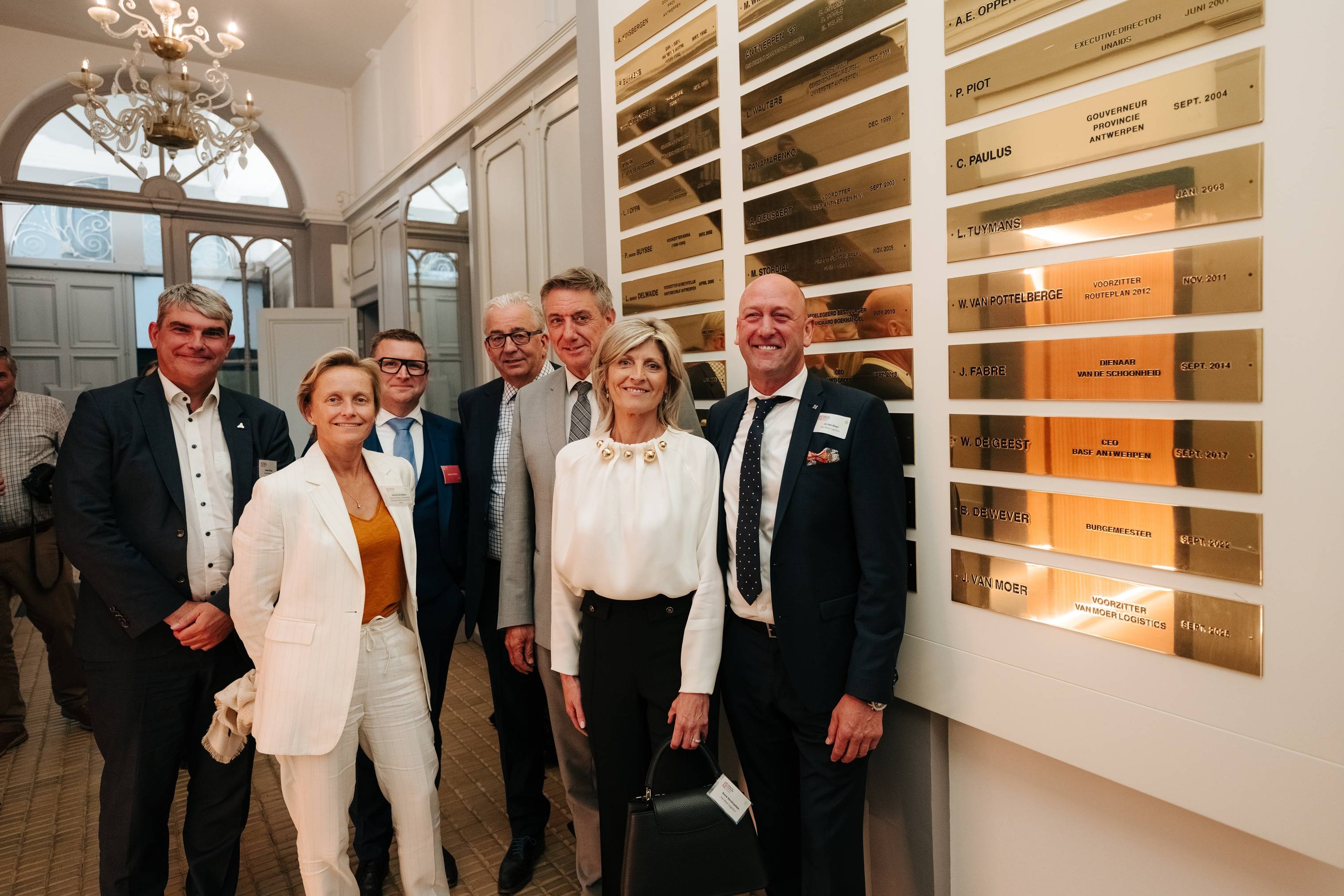 Galerij der Prominenten verwelkomt
Jo Van Moer met gouden plaat