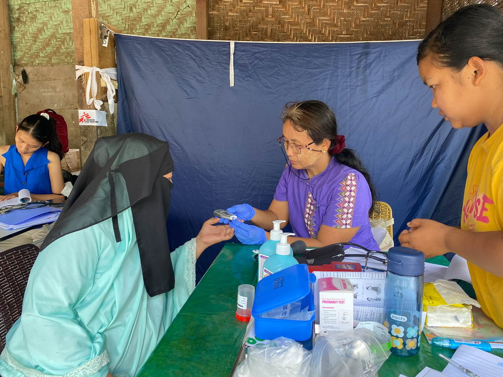 Midwife May Phyoe Thu (38) tests a patient's blood glucose levels, with the support of Thae Su Heing (29). Date: 22/04/2025 | Location: Mandalay | Photographer: Lena Pflueger Midwife May Phyoe Thu (38) tests a patient's blood glucose levels, with the support of Thae Su Heing (29). Date: 22/04/2025 | Location: Mandalay | Photographer: Lena Pflueger