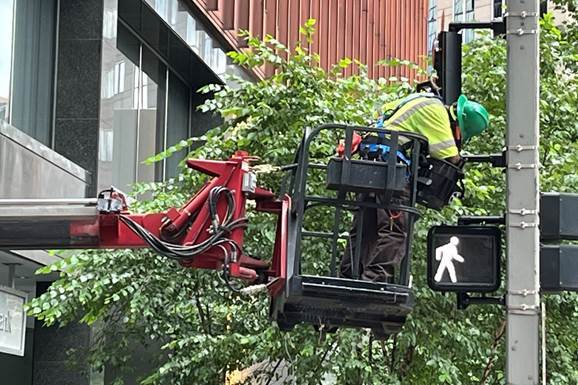 New traffic signals being installed at Sixth Avenue and Wood Street