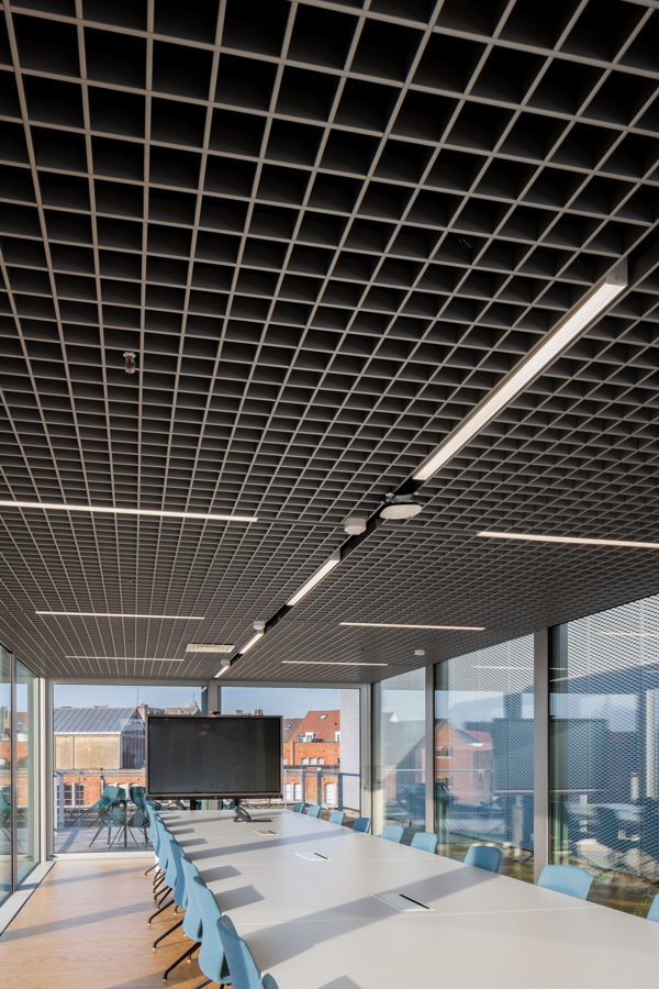 Les plafonds grillagés de Hunter Douglas Architectural contribuent à l'esthétique et à l'acoustique des auditoires et locaux de la haute école bruxelloise Erasmushogeschool