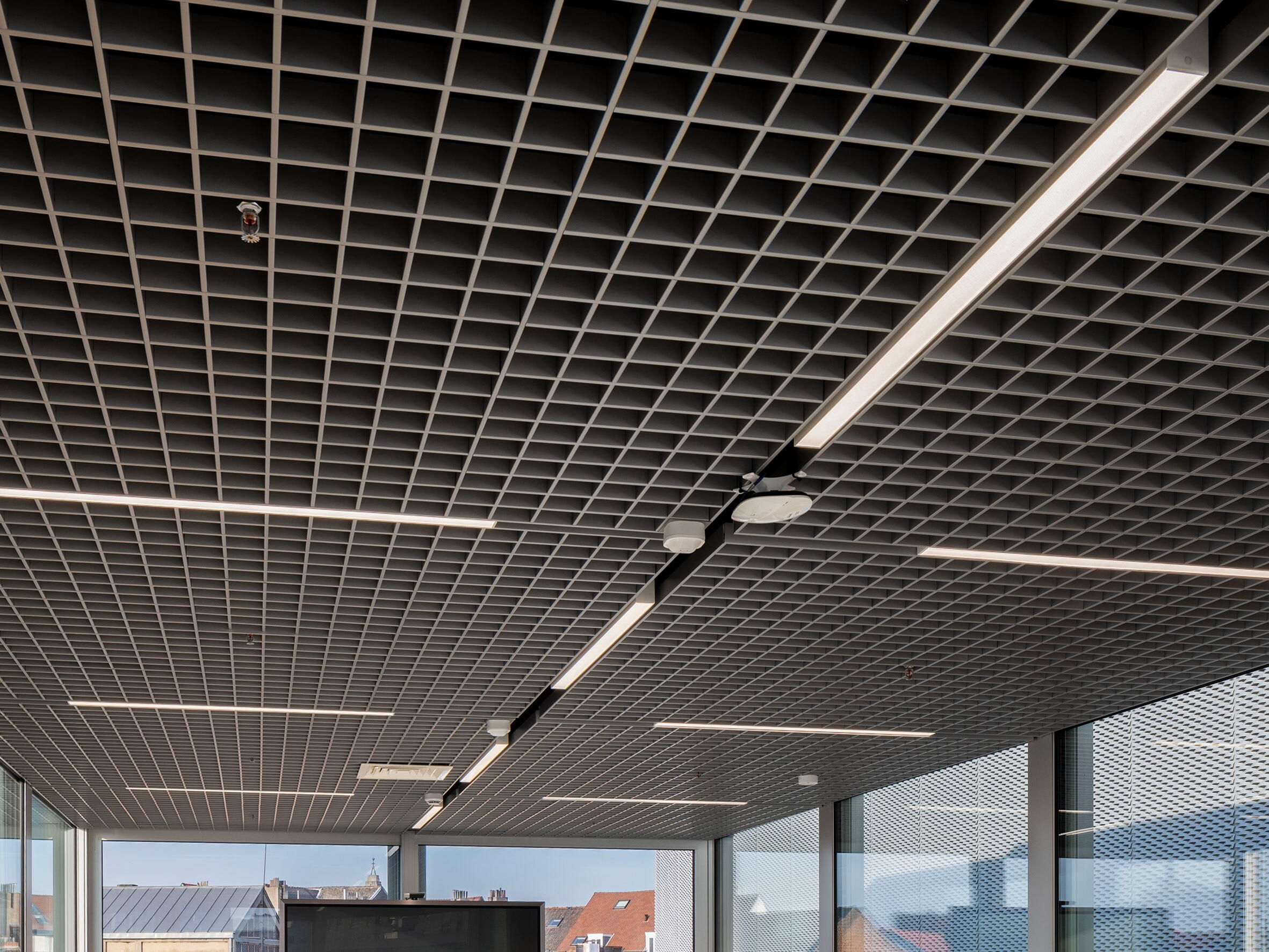 Les plafonds grillagés de Hunter Douglas Architectural contribuent à l'esthétique et à l'acoustique des auditoires et locaux de la haute école bruxelloise Erasmushogeschool