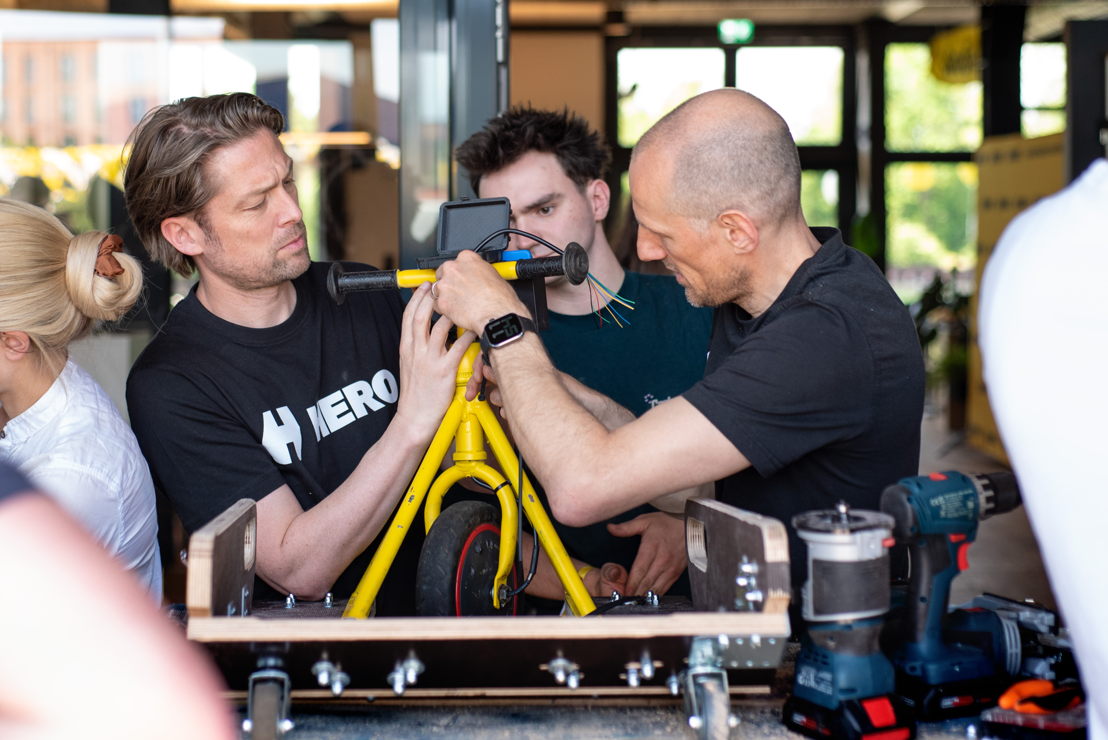 Philipp Lyding und Michael Kessler, Gründer und Geschäftsführer von HERO, bauen Karts für HEROrace auf HERO AI Launchevent