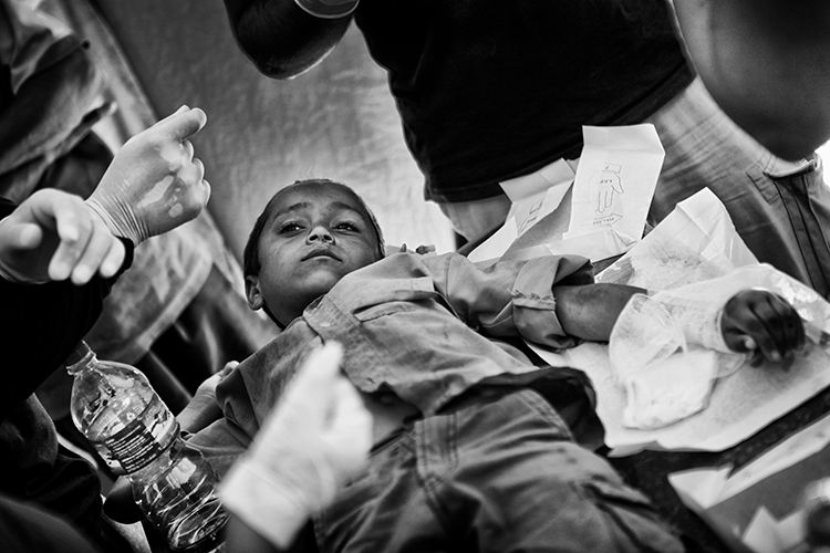 Eerste hulp in Nepal (c) VRT/Eén