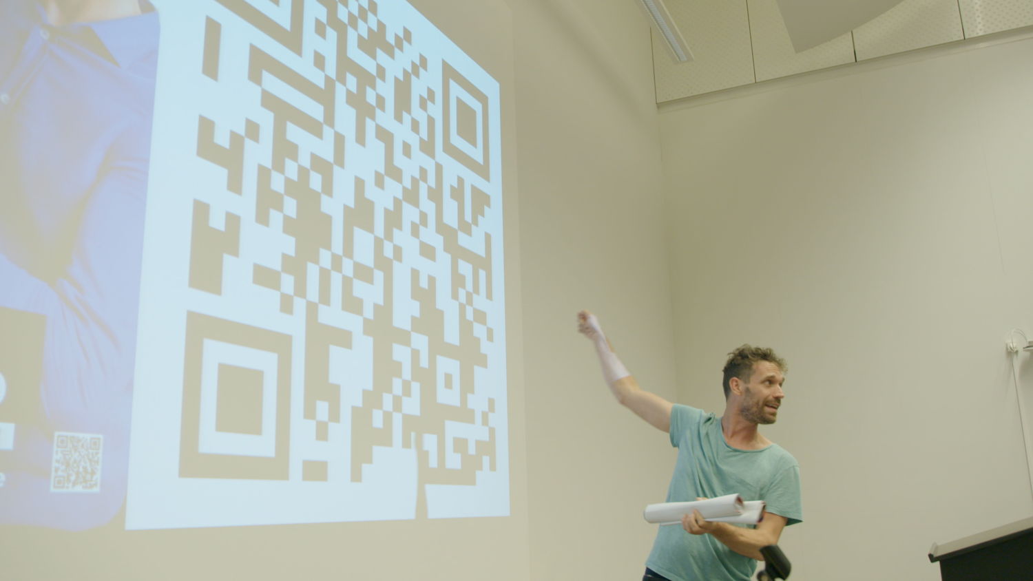 Otto-Jan Ham toont  in UAntwerpen de QR-code voor de inschrijvingen van De Campus Cup 