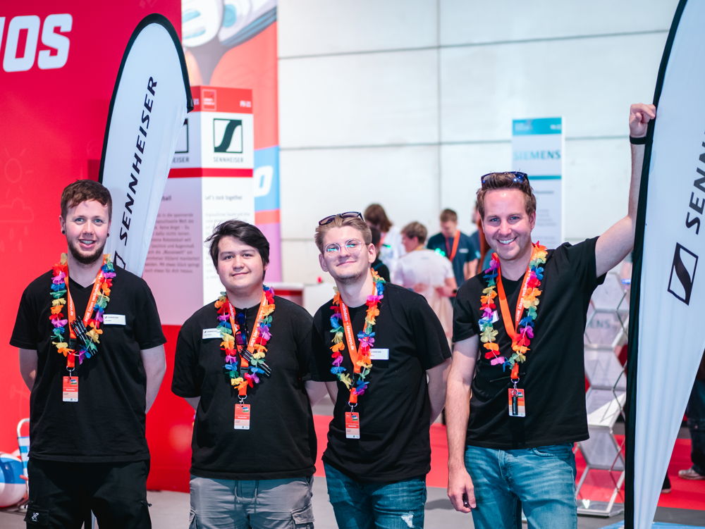 Auszubildende und Ausbilder beim Sennheiser Mitmach-Stand 2022
