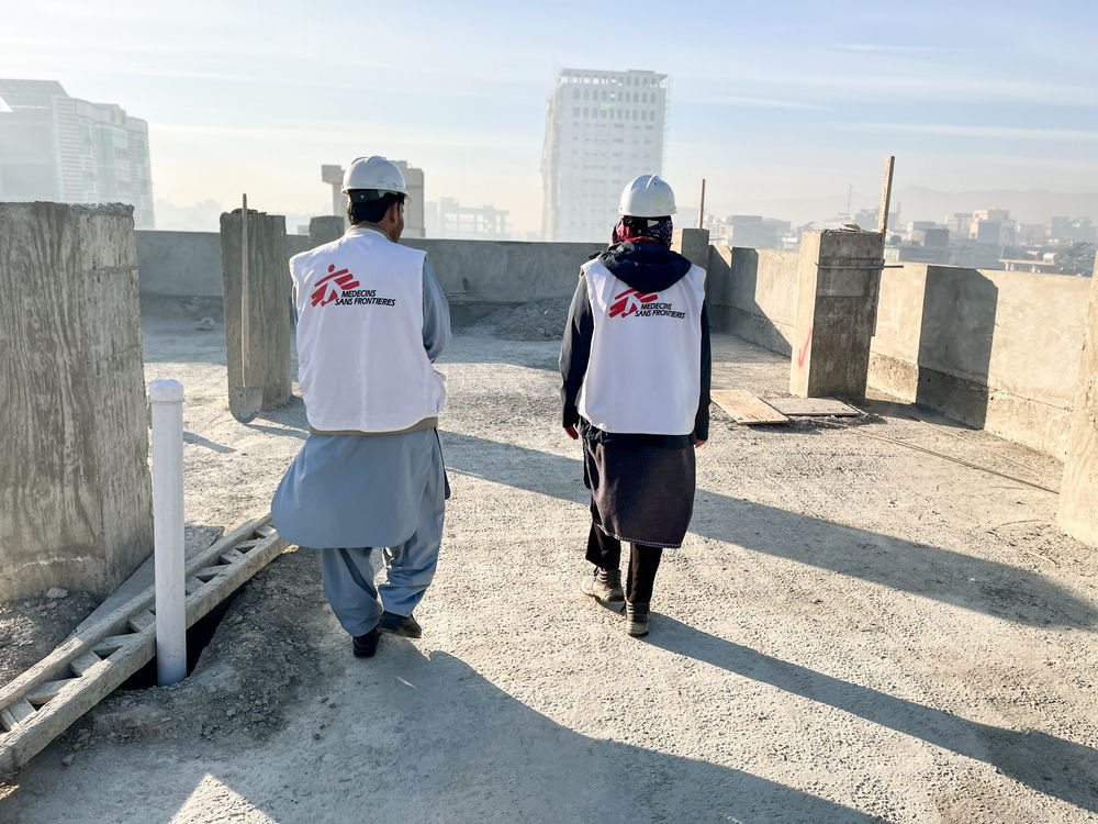 Het bouwteam van AZG loopt op het dak van een nieuw gebouw in op het terrein van het kraamkliniek in Khost. Afghanistan, 22 december 2023.