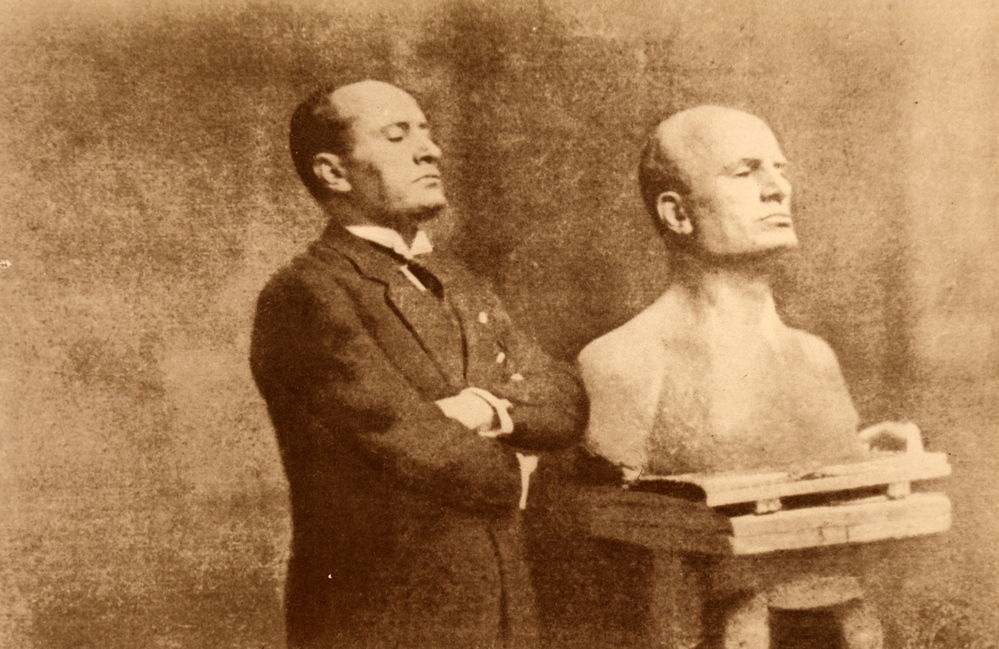 AKG5527231 Benito Mussolini posant pour la réalisation de son buste (c) akg-images / WHA / World History Archive