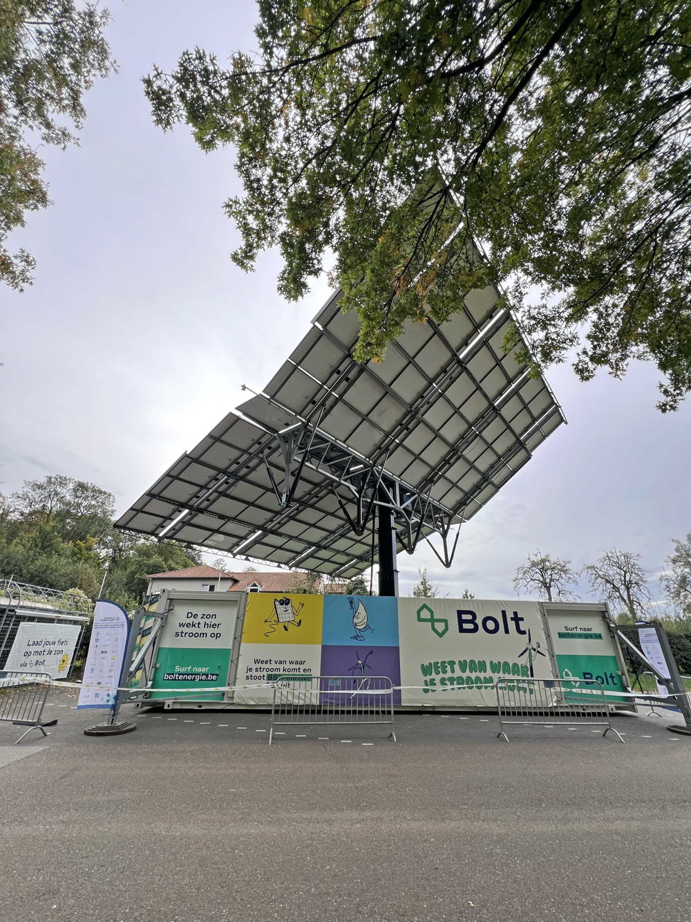 De zonne-installatie op de parking in Alden Biesen. 