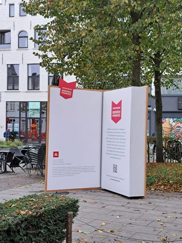 Reuzenboek op het Mechelseplein. © Dries Luyten.