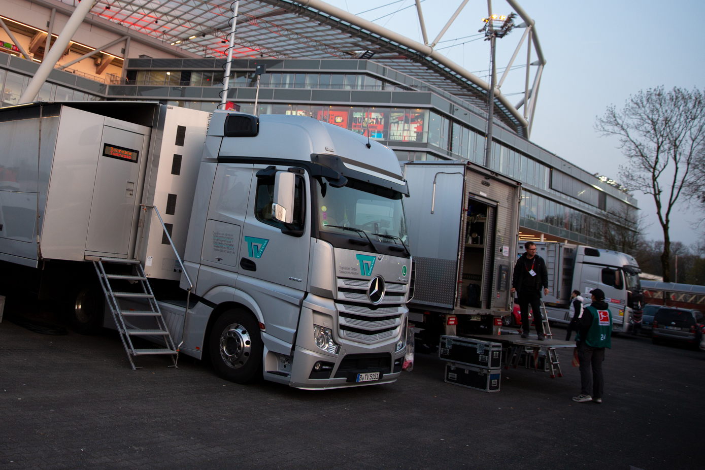 Le car de reportage et le camion de support de TopVision dans l'enceinte de diffusion d'un stade. Ici, les véhicules sont alimentés en électricité.