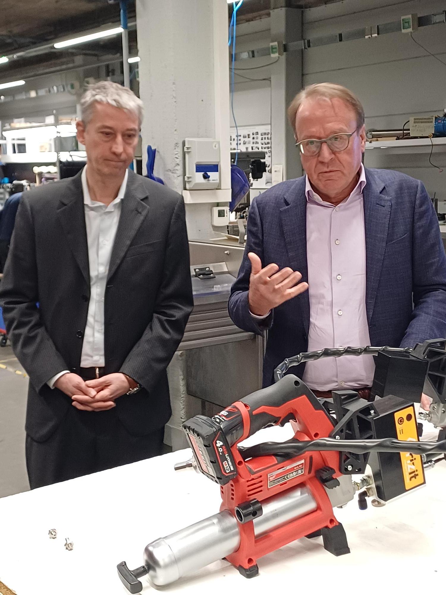 Via het project ‘Braekbant Grizit’ ontwikkelen de partners digitale ondersteuning voor het smeren van machines. Colruyt test de prototypes uit. Via het project ‘Braekbant Grizit’ ontwikkelen de partners digitale ondersteuning voor het smeren van machines. Colruyt test de prototypes uit.