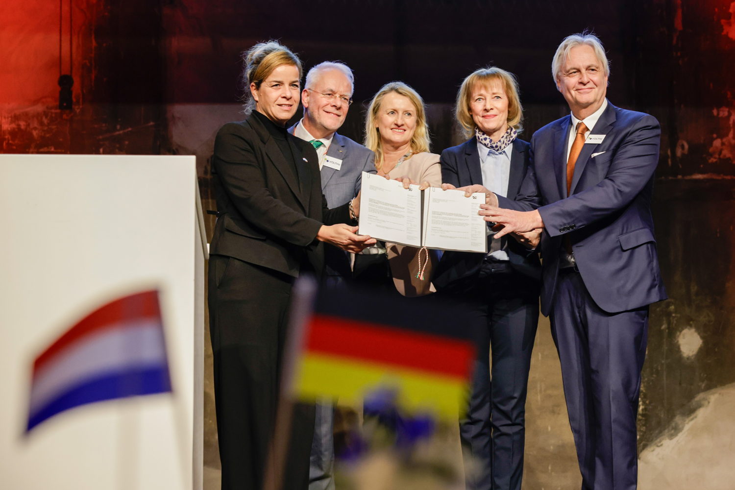 VOLTH2 ontvangt subsidie van 15 miljoen in Noordrijn-Westfalen -NRW-Wirtschaftsministerin Mona Neubaur, Hans Brinkhof (VoltH2, Business Development / Regulatory Affairs), Prof. Dr. Julia Frohne (Geschäftsführerin der Business Metropole Ruhr GmbH), Karin Welge (Oberbürgermeisterin Gelsenkirchen), André Jurres (VoltH2, Managing Director)